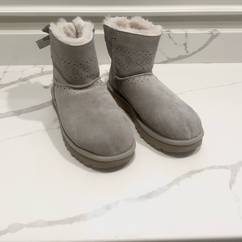 NEVER WORN UGGS!!!!!!
